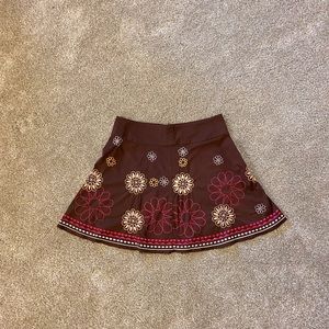 Cute brown skirt with detailed embroidery, Size 11